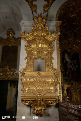 Púlpito do lado do Evangelho