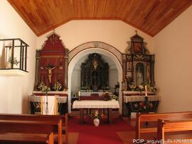 Vista geral de altar mor e altares laterais