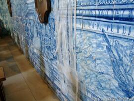 Paineis de azulejo no interior do templo
