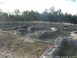 Vista parcial de unidade familiar com alpendre e estrutura muralhada com encanamento