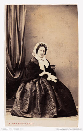 Álbum fotográfico - Álbum de fotografias com retratos de familiares da rainha D. Maria Pia