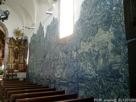 Paineis de azulejo no interior do templo