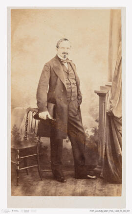 Álbum fotográfico - Álbum de fotografias com retratos de familiares da rainha D. Maria Pia