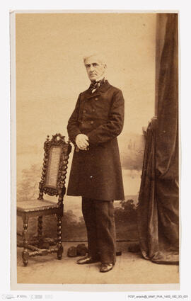 Álbum fotográfico - Álbum de fotografias com retratos de familiares da rainha D. Maria Pia