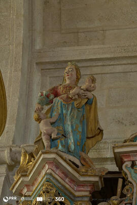 Escultura representando a Caridade