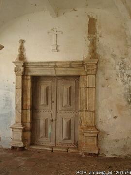 Porta no interior do imóvel