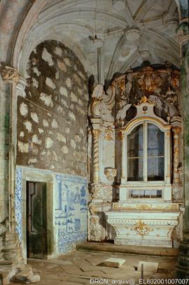 Ruína do edifício e espólio integrado