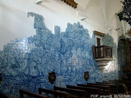 Paineis de azulejo no interior do templo