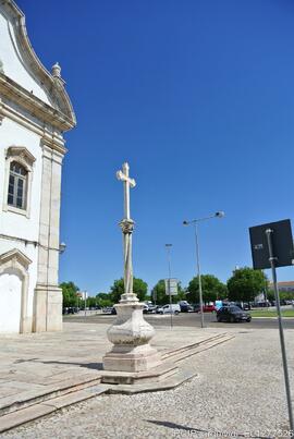 Vista parcial da fachada e cruzeiro S. Francisco