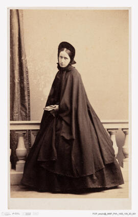 Álbum fotográfico - Álbum de fotografias com retratos de familiares da rainha D. Maria Pia