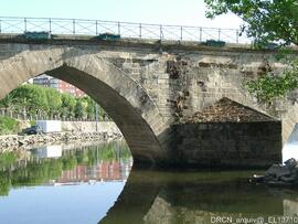 Vista de arco e talhamar - junto à margem esquerda - montante