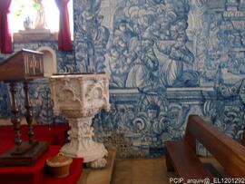 Paineis de azulejo no interior do templo