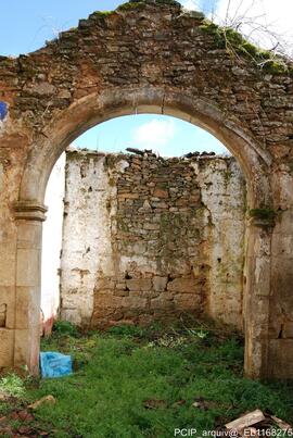 Fotografia da igreja em ruinas