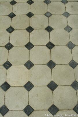 Fonte de água mineral – Pavimento