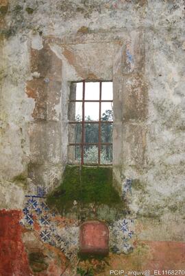 Fotografia da igreja em ruinas