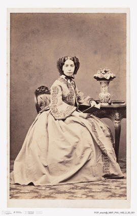 Álbum fotográfico - Álbum de fotografias com retratos de familiares da rainha D. Maria Pia