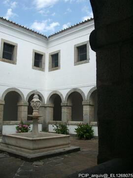 Chafariz no pátio do claustro