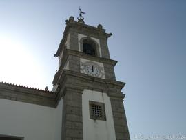 Torre sineira lateral e respectivo relógio
