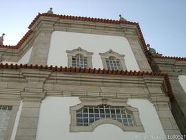 Exterior lateral da igreja; moldura do vão