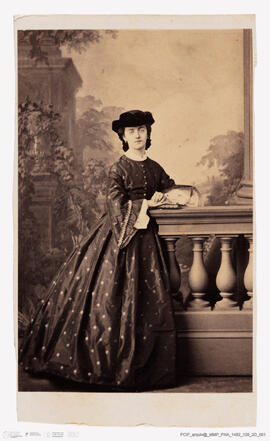 Álbum fotográfico - Álbum de fotografias com retratos de familiares da rainha D. Maria Pia