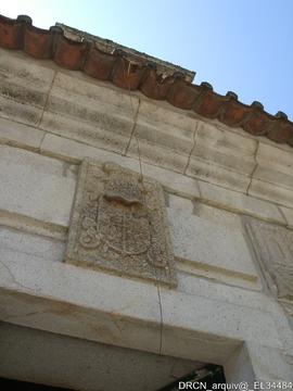 Pormenor da porta principal do monumento