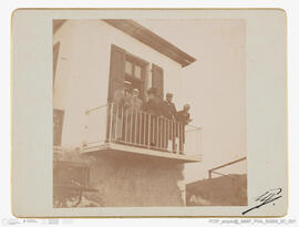 Fotografia - Paisagem / Retrato - Viagens Reais – comitiva /casa com varanda onde se encontra a c...