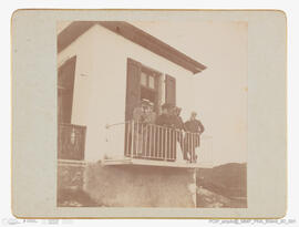 Fotografia - Paisagem / Retrato - Viagens Reais – comitiva /casa com varanda onde se encontra a c...