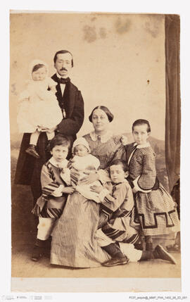 Álbum fotográfico - Álbum de fotografias com retratos de familiares da rainha D. Maria Pia