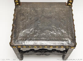 Cadeira de costas baixas em couro lavrado e com pregaria amarela