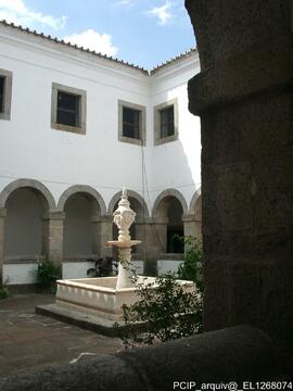 Chafariz no pátio do claustro
