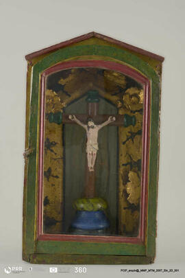 Crucifixo em vitrine