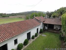 Pátio de acesso aos edifícios anexos