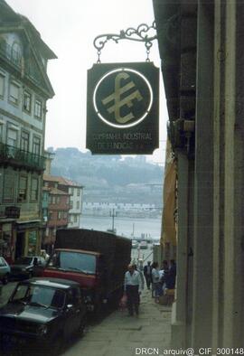 Letreiro publicitário da Companhia Industrial de Fundição na sede, Rua de S.  João (Porto)