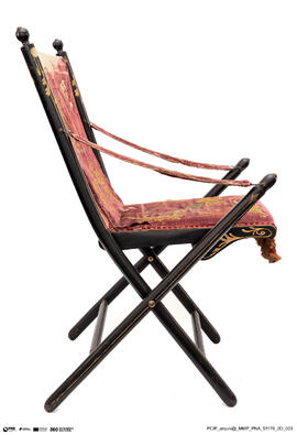 Cadeira em Forma de Tesoura Decorada com Motivos Dourados