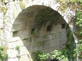 Vista do arco - pormenor dos orifícios para encaixe dos cimbros - margem esquerda - jusante
