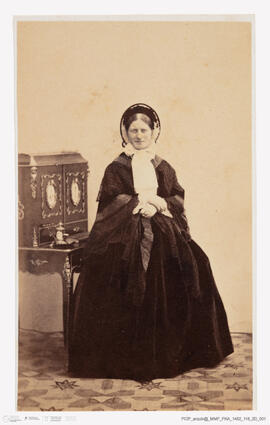 Álbum fotográfico - Álbum de fotografias com retratos de familiares da rainha D. Maria Pia