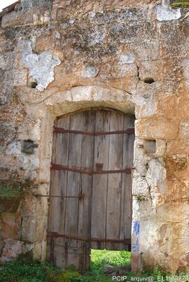 Fotografia da igreja em ruinas