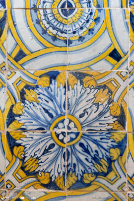 Azulejo padrão plátano azul, branco e amarelo