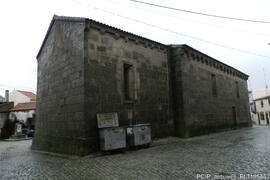 Fotografia exterior (pedra gravada com a medida de comprimento (covado)