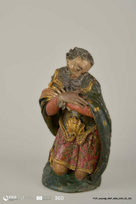 Figuração masculina interpretada como Rei Mago de presépio