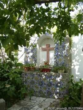 Pequeno altar no exterior colocado em nicho