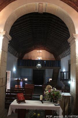 Fotografia interior: altar, pulpito, tetos, esculturas, coro alto, moiliario, objetos liturgicos ...