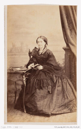 Álbum fotográfico - Álbum de fotografias com retratos de familiares da rainha D. Maria Pia