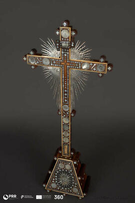 Crucifixo com relicário