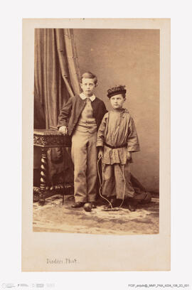 Álbum com retratos de membros das famílias reais europeias