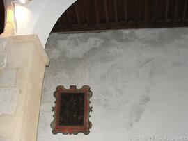 Quadro com tela no interior da igreja