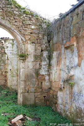 Fotografia da igreja em ruinas