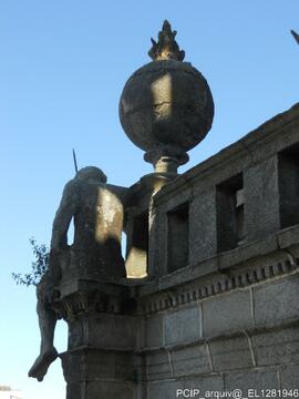 Detalhe de figura em pedra esculpida no tímpano do edifício