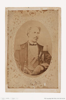 Álbum com retratos de membros das famílias reais