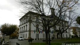 Vista da fachada principal e parte da fachada lateral